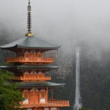 霧がかかる那智大滝