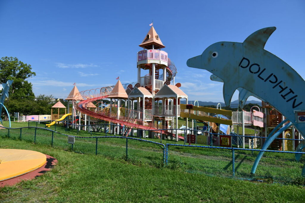 子どもたちに大人気の新庄総合公園。遊具やトランポリン、砂場があります。